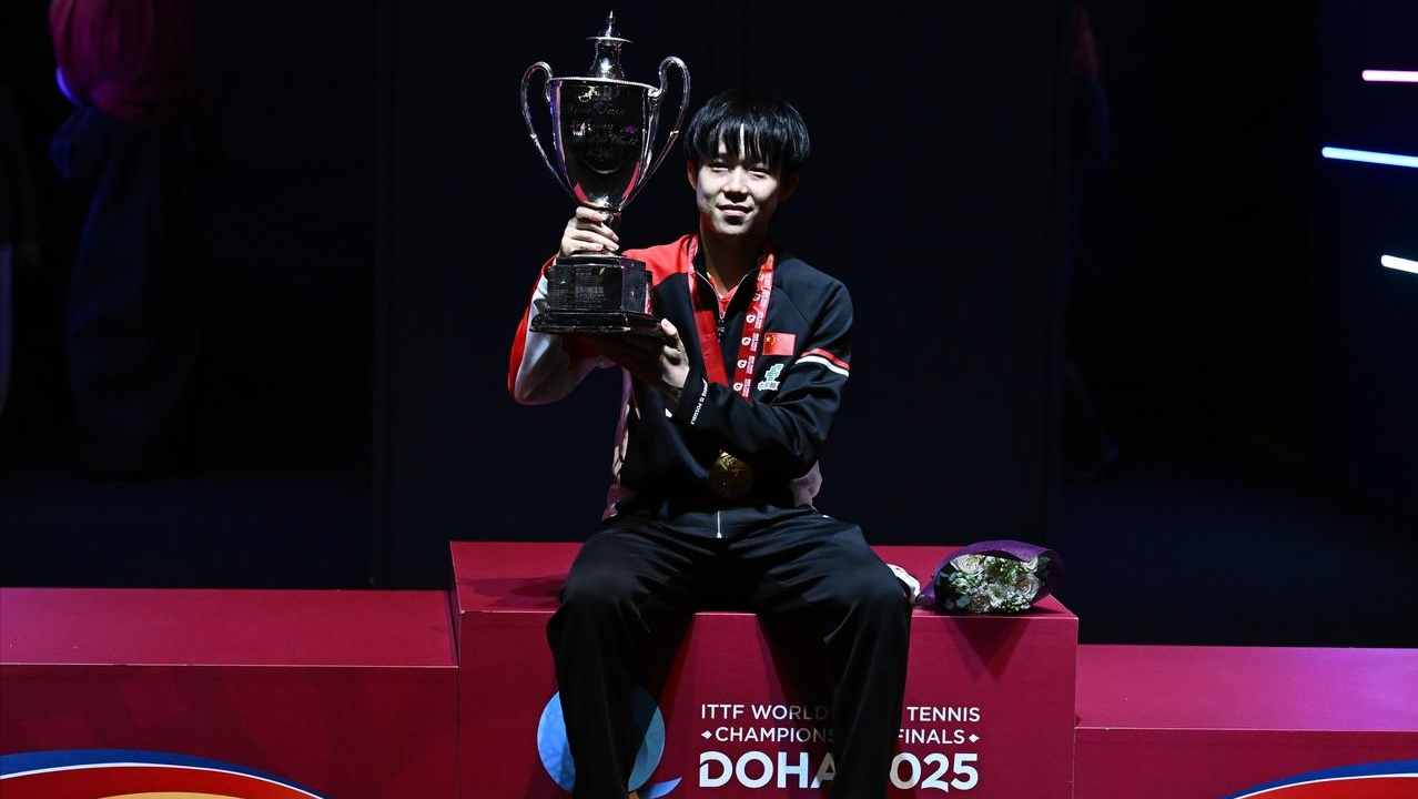 界杯单打冠, 了体育文物, 而同为左手